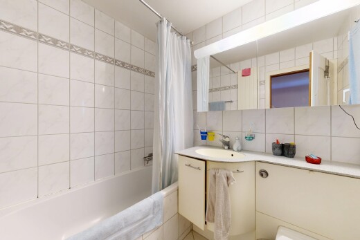 salle de bains avec backsplash, dosseret, tile wall, mur en carrelage, et douche-bain combinés