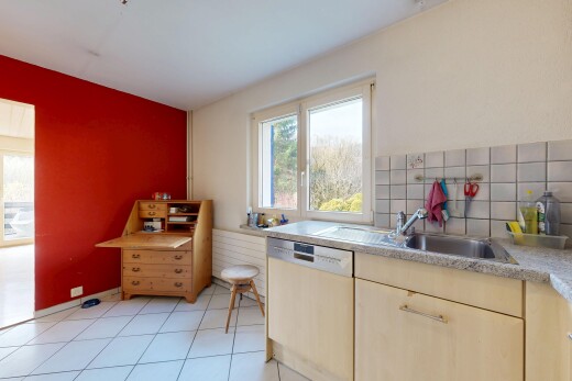 cuisine avec light brown cabinets, armoires marron clair, drywall, cloison sèche, et lave-vaisselle