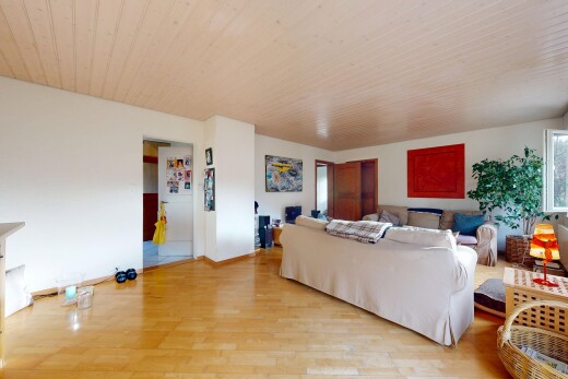 salon avec wood finish floor, sol en finition bois, inside property, drywall, et cloison sèche