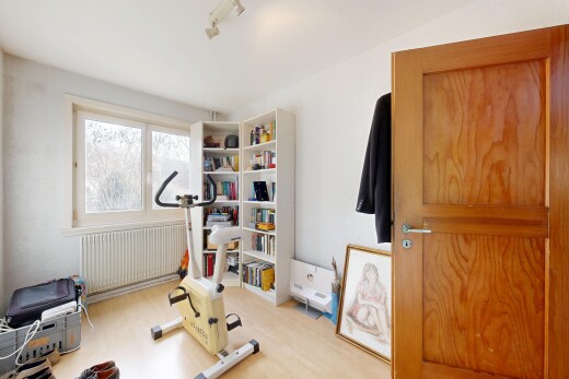 gym avec radiateur, inside property, drywall, cloison sèche, et track lighting