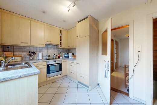 cuisine avec light countertops, light brown cabinets, armoires marron clair, four, et inside property
