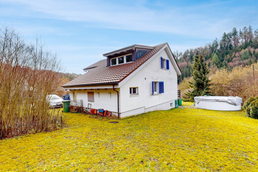 außenansicht mit betonfundament, rasen, day time, property visible, und ziegeldach