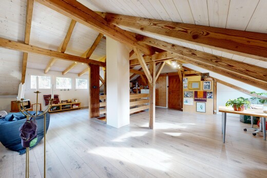innenraum mit inside property, holzfußboden, wood finish floor, dachschräge, und vaulted ceiling
