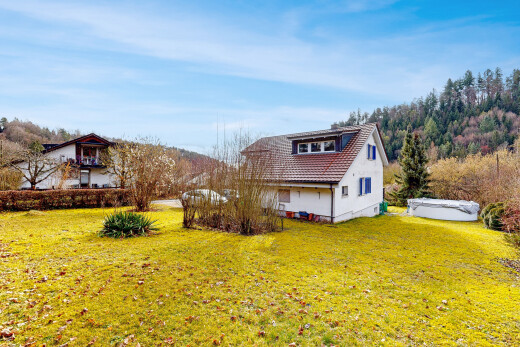 außenansicht mit rasen, day time, dachgaube, und property visible