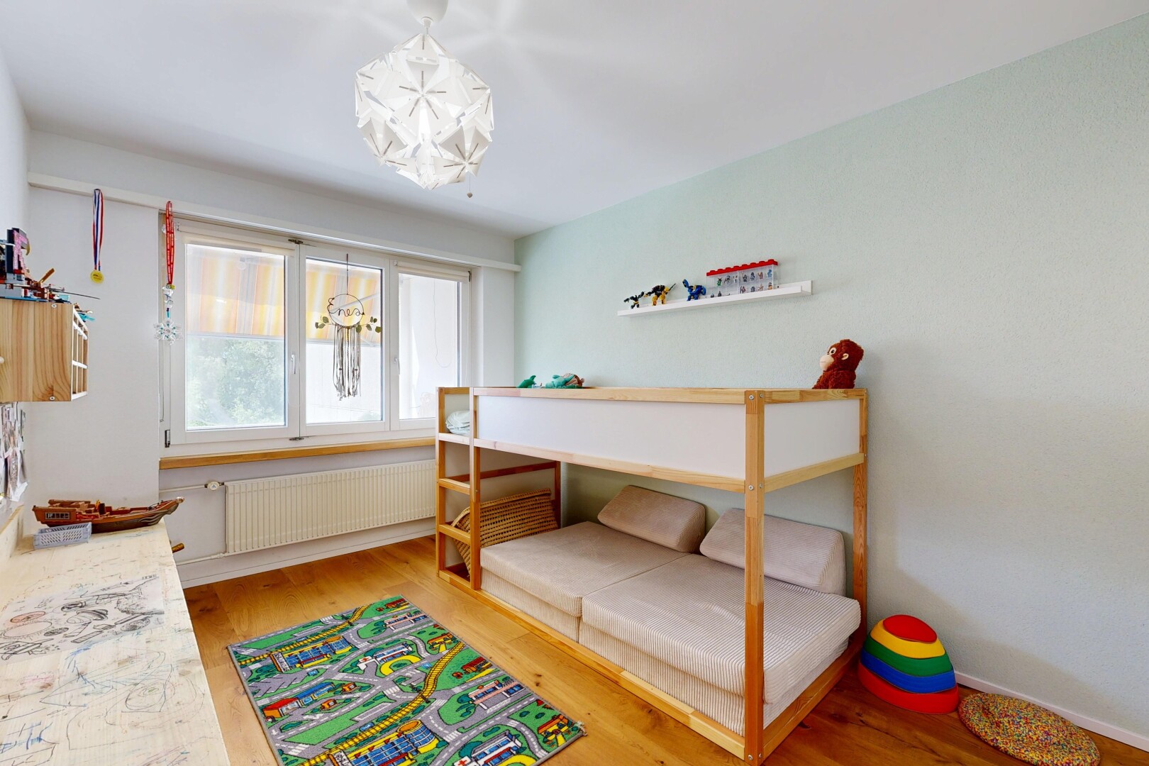 zimmer / schlafzimmer mit holzfußboden, wood finish floor, kühler, gipskartonwand, und drywall