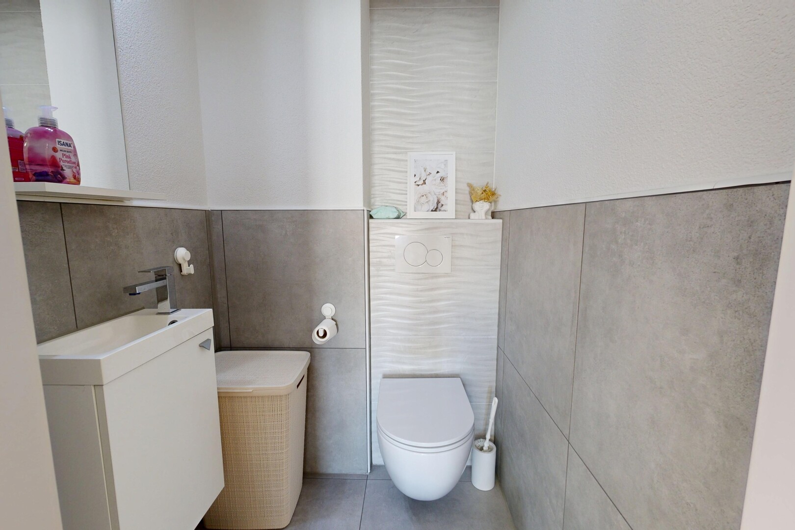 bad mit fliesenwand, tile wall, gäste-wc, schminktisch, und spiegel