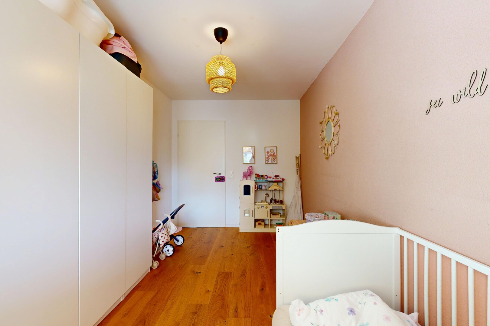 zimmer / schlafzimmer mit holzfußboden, wood finish floor, gipskartonwand, drywall, und pendelleuchte