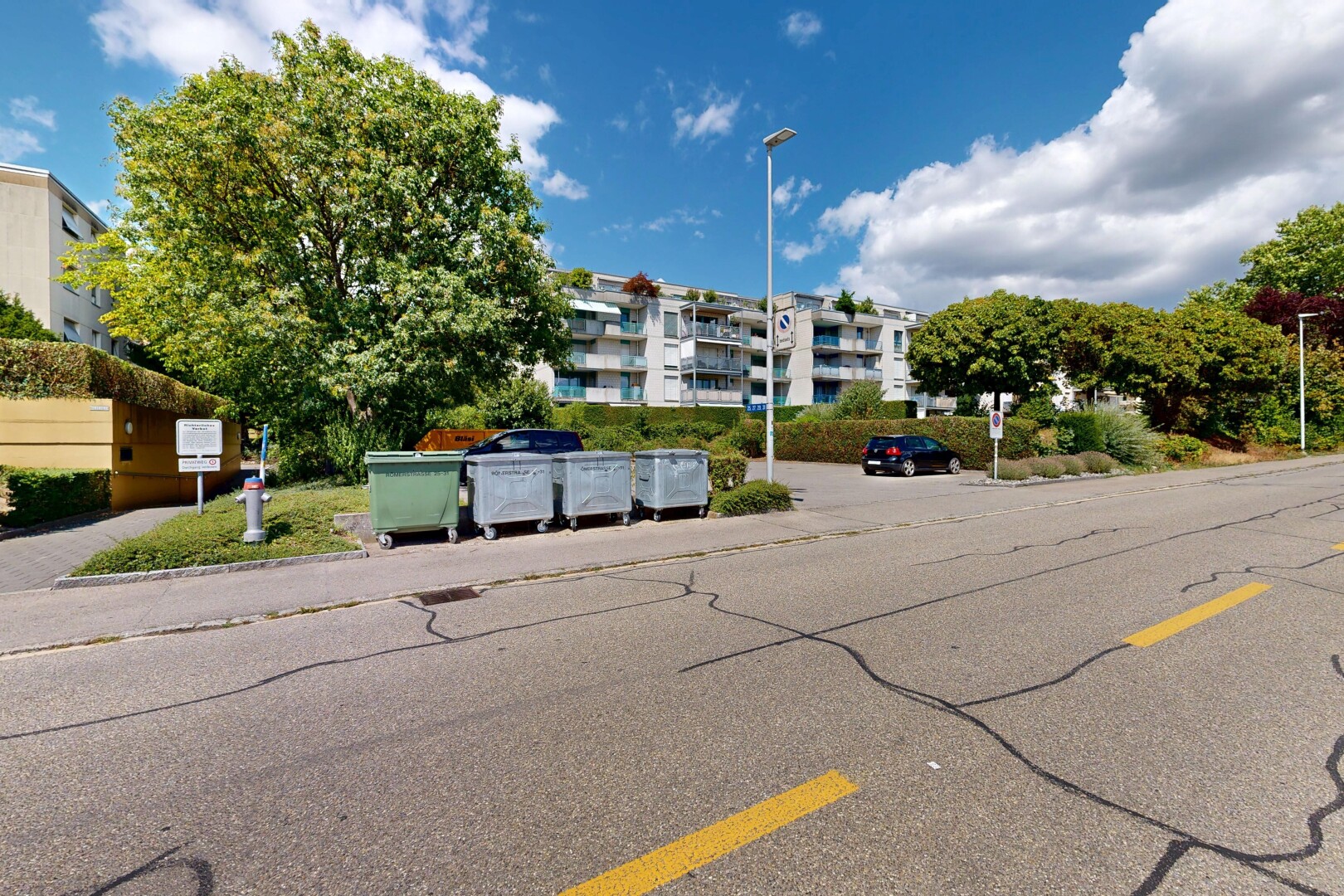 außenansicht mit straßenlaternen, apartment complex view, blick auf wohnanlage, und day time