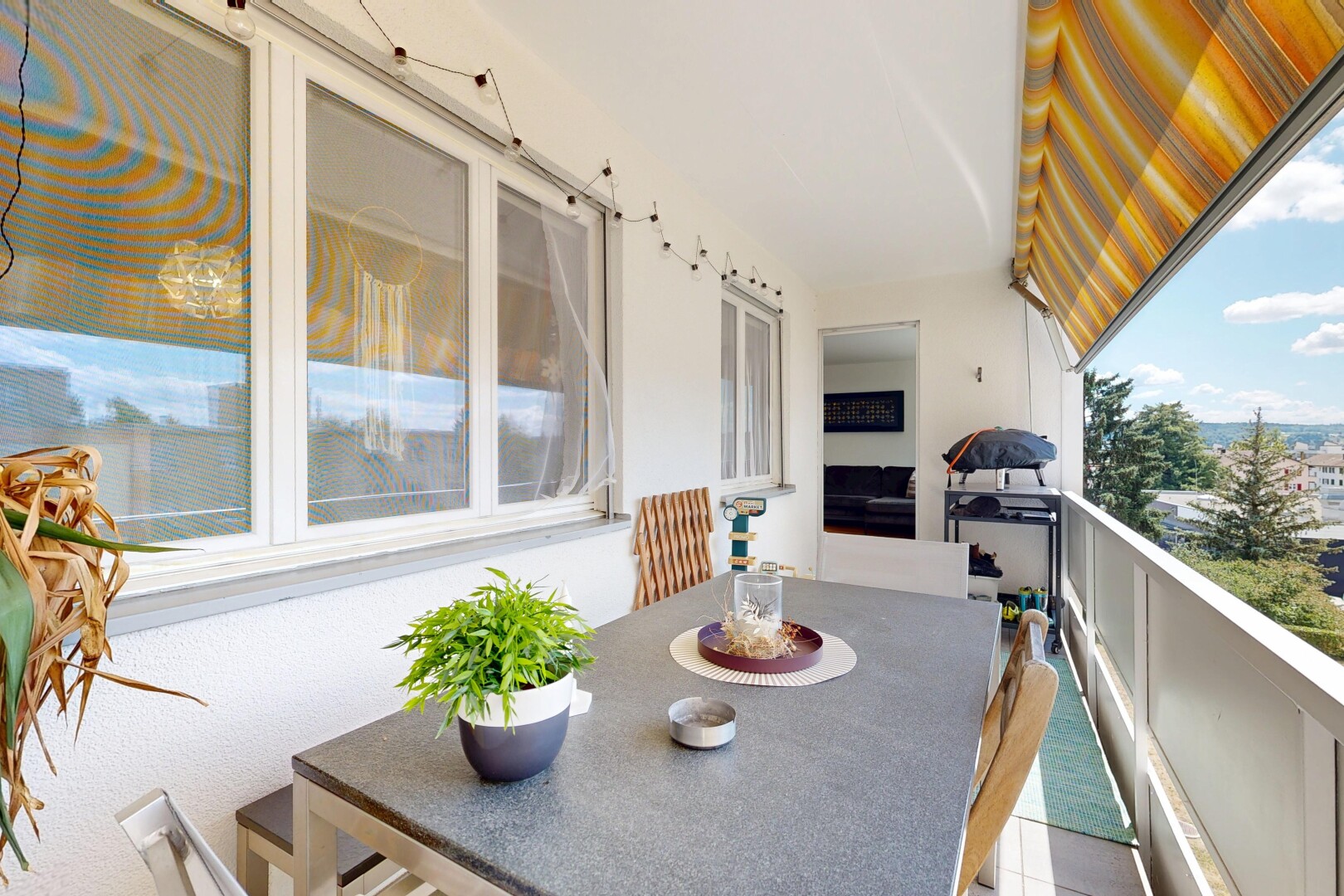 balkon mit balkon, day time, und essbereich im freien