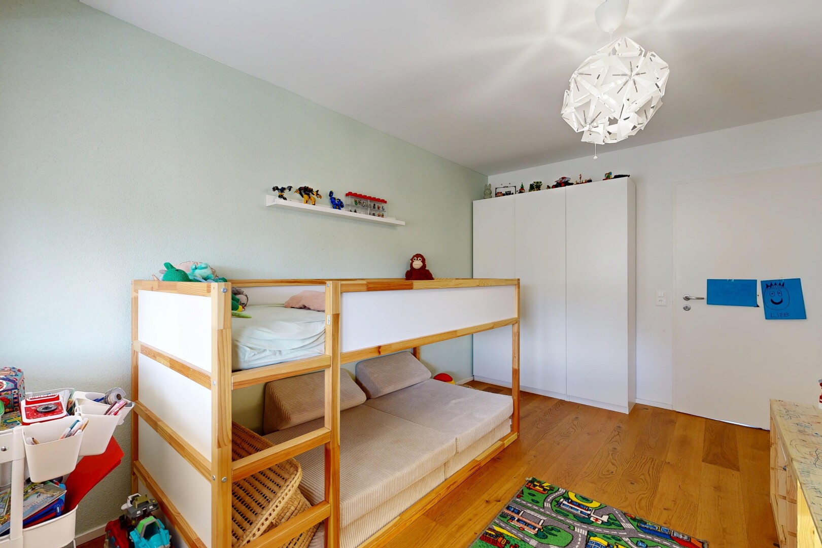 zimmer / schlafzimmer mit wood finish floor, holzfußboden, drywall, gipskartonwand, und inside property