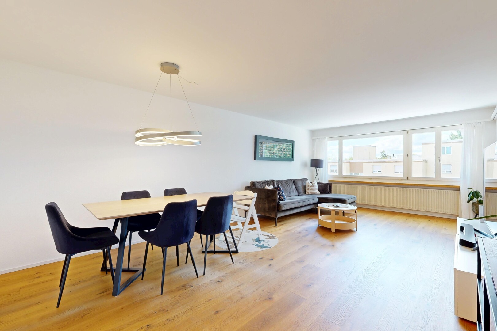 wohn- / esszimmer mit wood finish floor, holzfußboden, drywall, gipskartonwand, und inside property