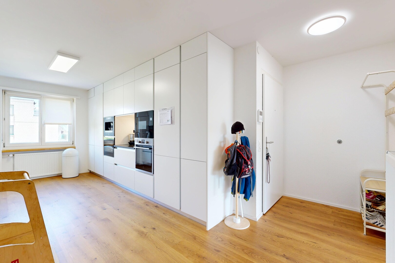 küche mit holzfußboden, wood finish floor, gipskartonwand, drywall, und kühler