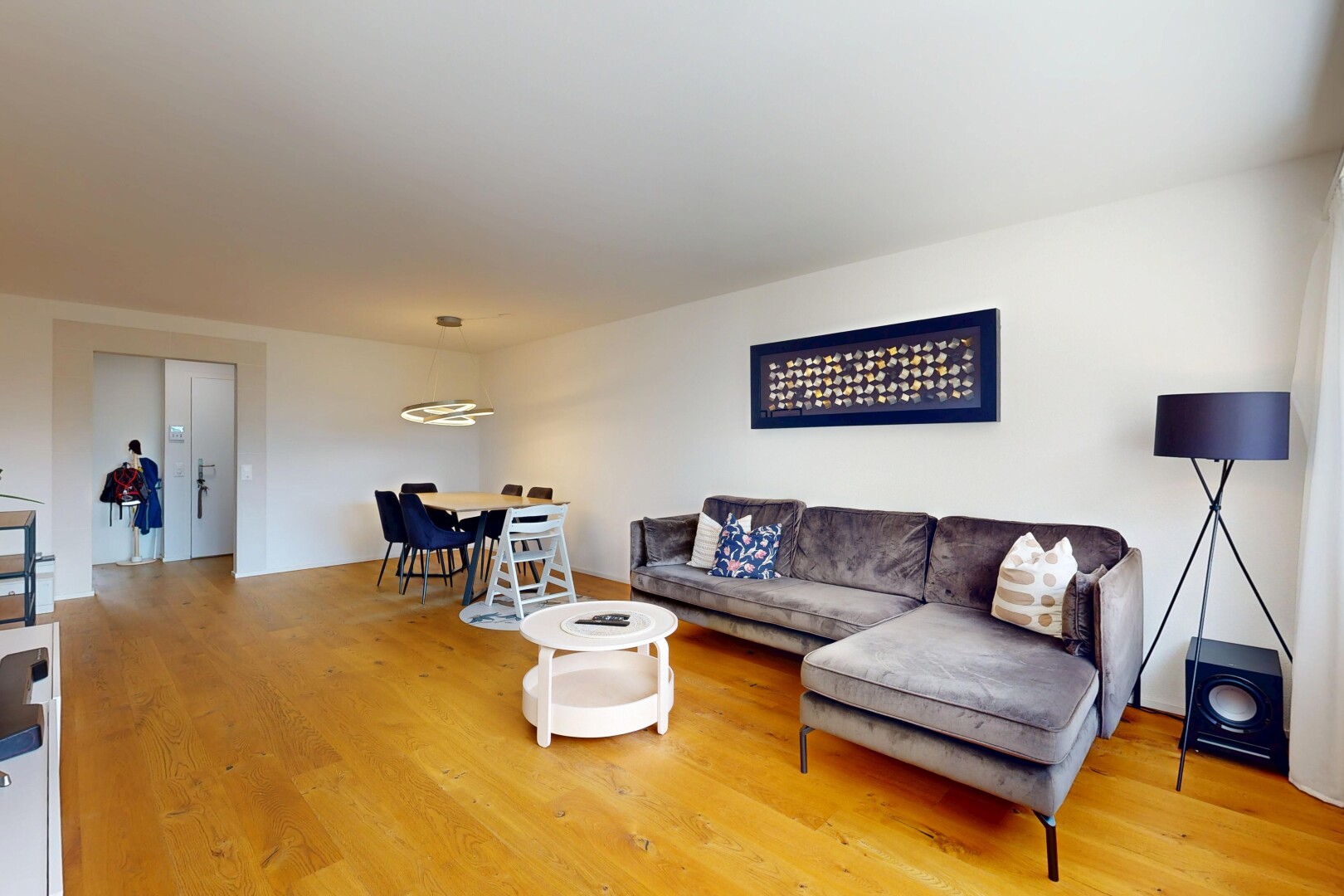 wohn- / esszimmer mit holzfußboden, wood finish floor, gipskartonwand, drywall, und inside property