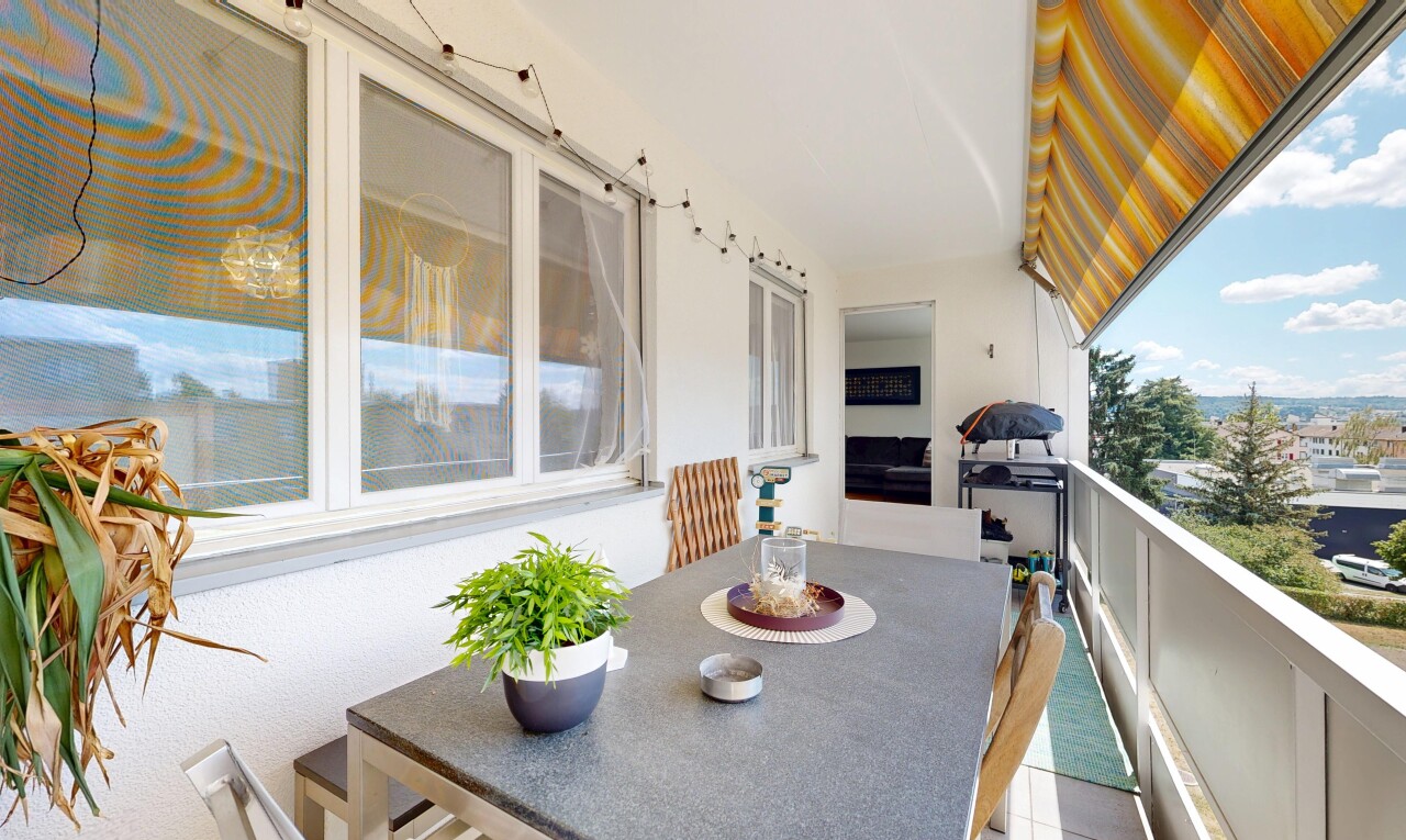 balkon mit balkon, day time, und essbereich im freien