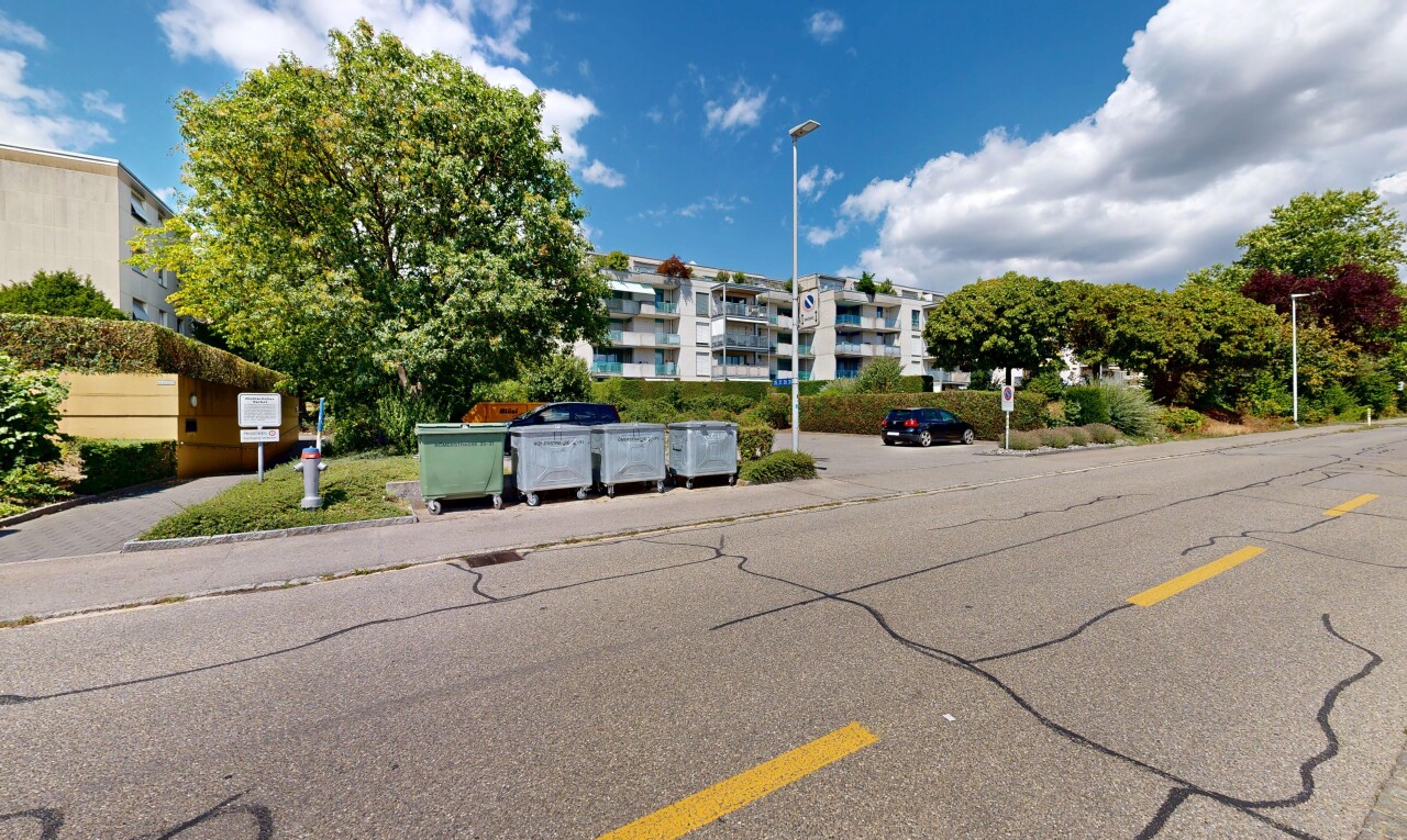 außenansicht mit straßenlaternen, apartment complex view, blick auf wohnanlage, und day time