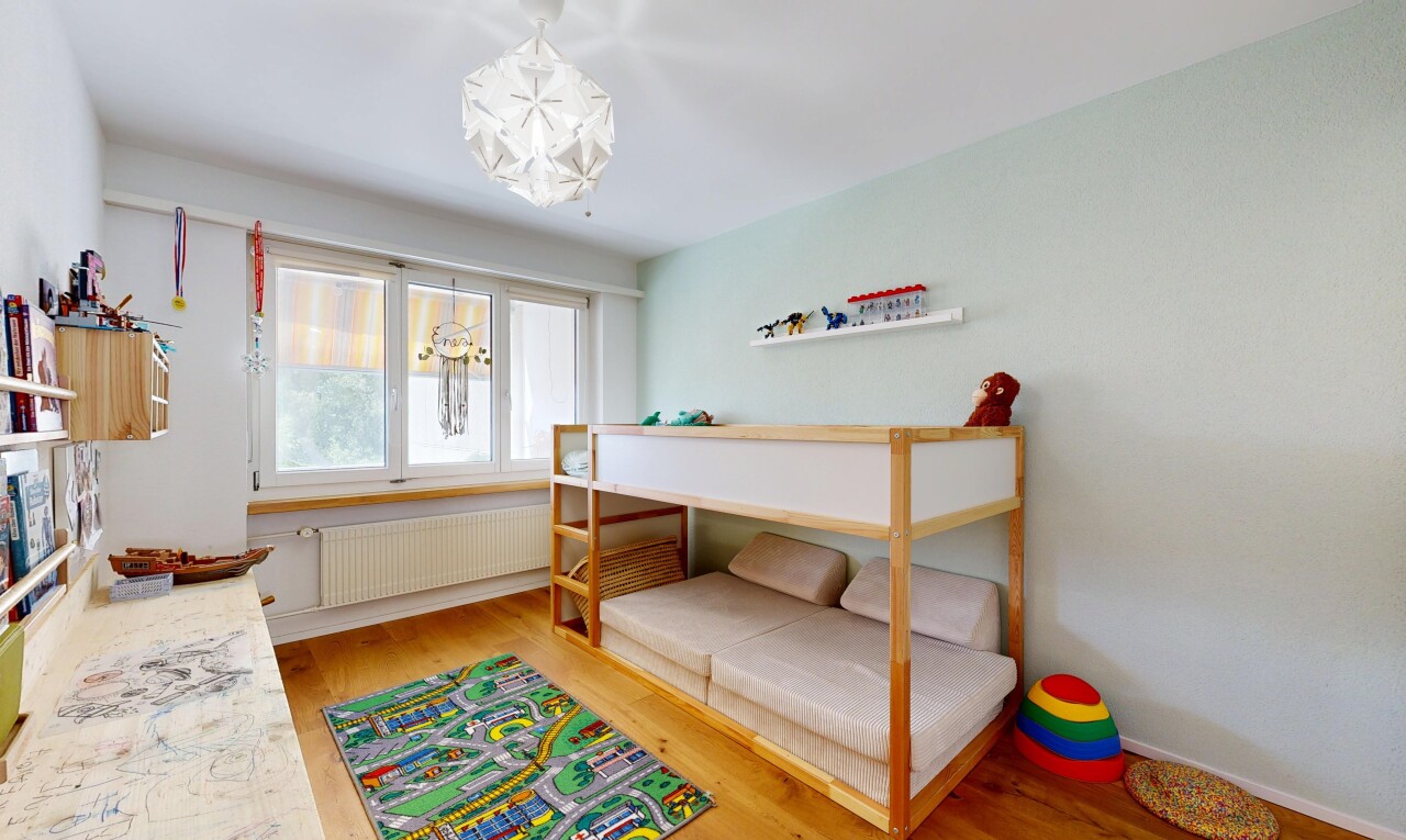 zimmer / schlafzimmer mit holzfußboden, wood finish floor, kühler, gipskartonwand, und drywall