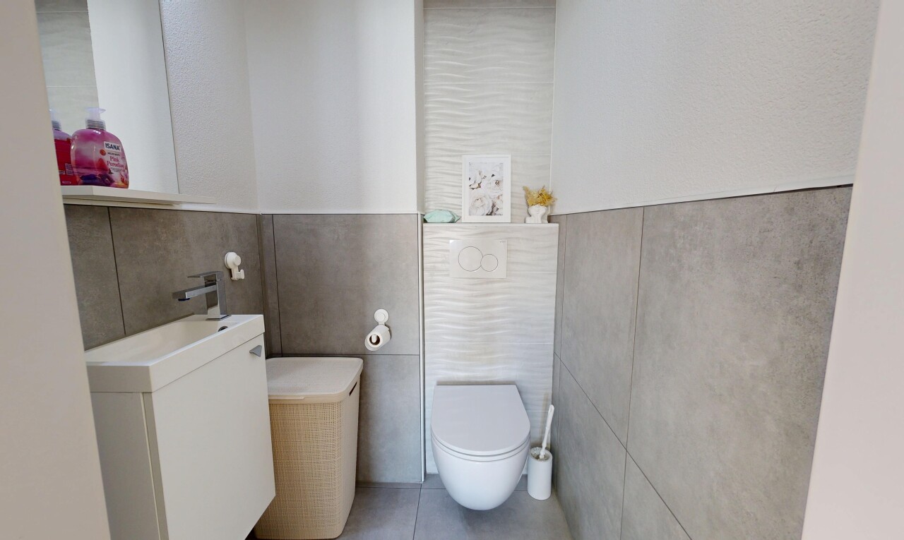 bad mit fliesenwand, tile wall, gäste-wc, schminktisch, und spiegel