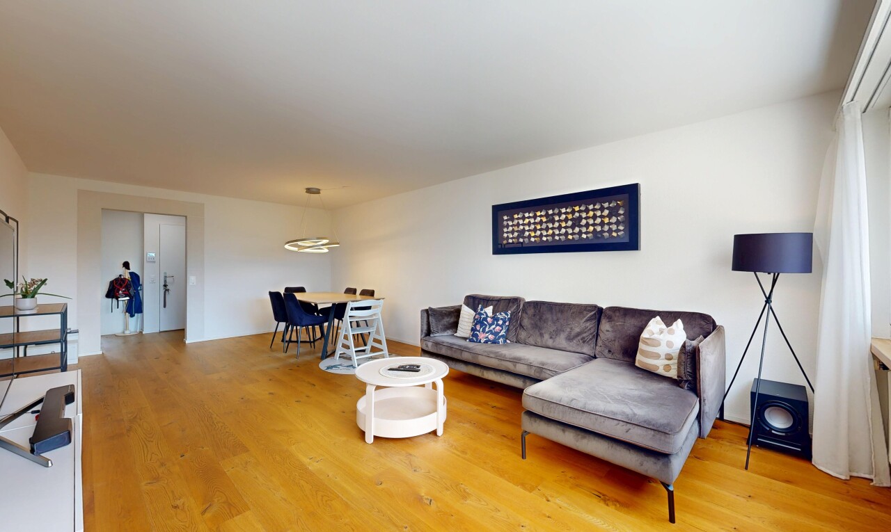 wohn- / esszimmer mit holzfußboden, wood finish floor, gipskartonwand, drywall, und inside property