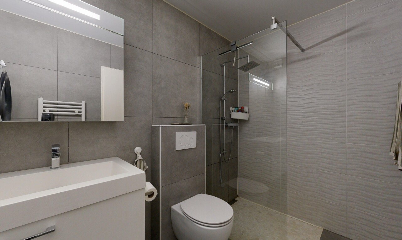 bad mit tile wall, fliesenwand, dusche, komplettes badezimmer, und spiegel