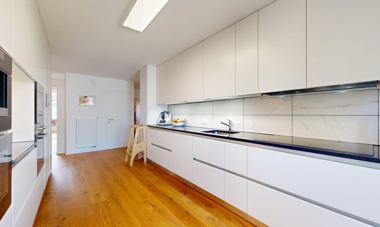 küche mit flat panel cabinets, schränke mit flachen paneelen, light floor, küchenrückwand beim herd, und küchenrückwand beim Herd