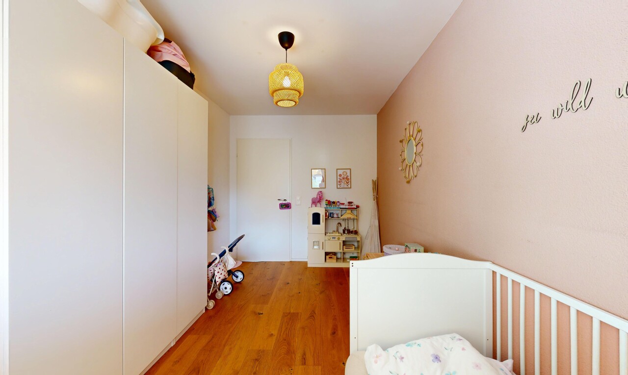 zimmer / schlafzimmer mit holzfußboden, wood finish floor, gipskartonwand, drywall, und pendelleuchte