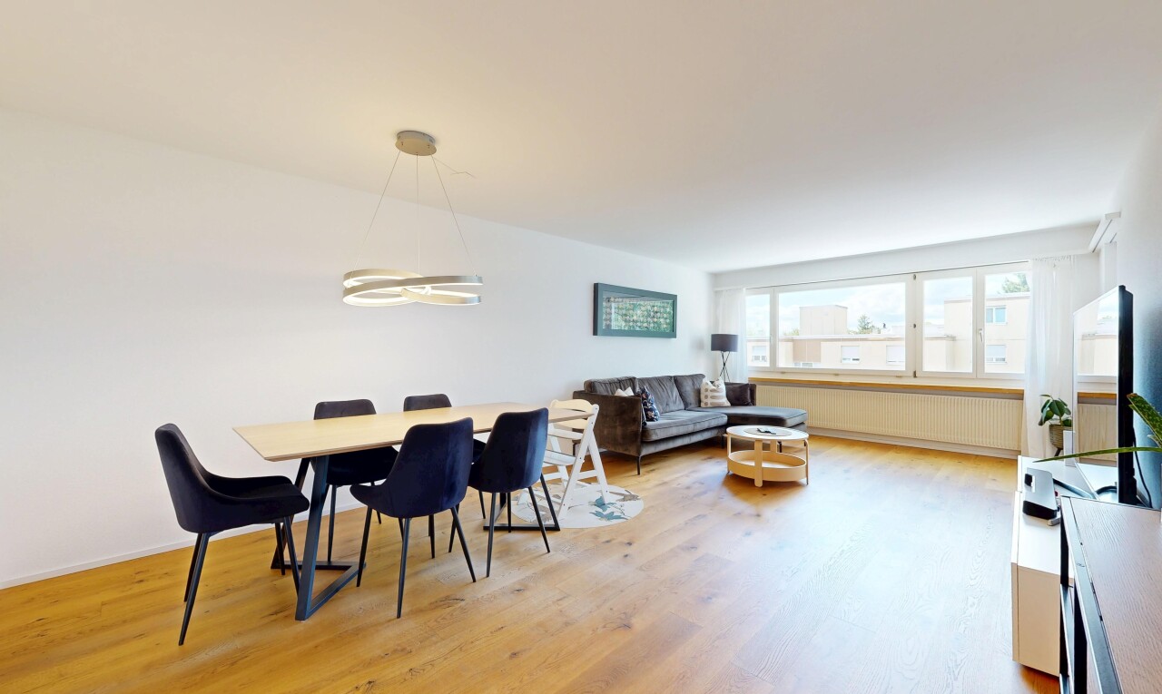 wohn- / esszimmer mit wood finish floor, holzfußboden, drywall, gipskartonwand, und inside property
