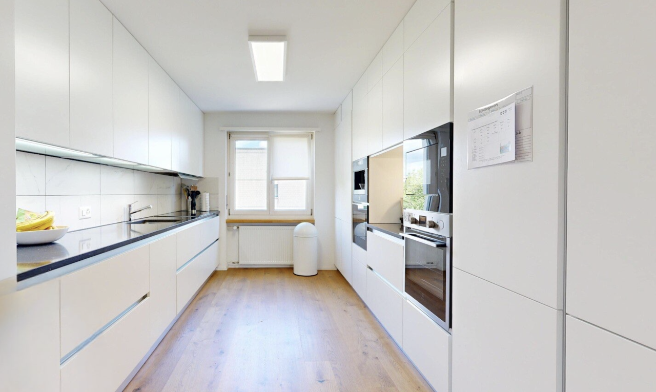 küche mit holzfußboden, wood finish floor, flat panel cabinets, schränke mit flachen paneelen, und mikrowelle