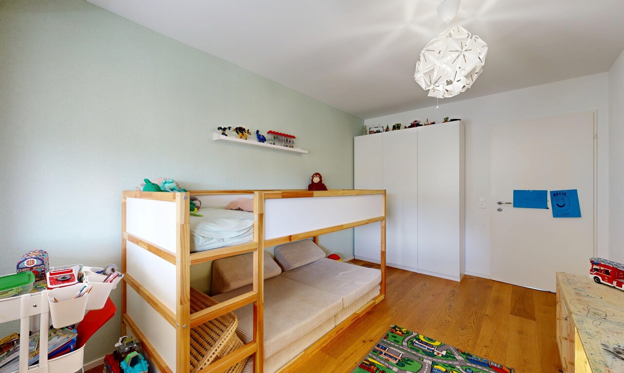 zimmer / schlafzimmer mit wood finish floor, holzfußboden, drywall, gipskartonwand, und inside property