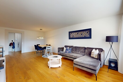 wohn- / esszimmer mit holzfußboden, wood finish floor, gipskartonwand, drywall, und inside property