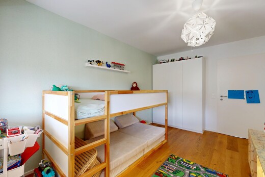 zimmer / schlafzimmer mit wood finish floor, holzfußboden, drywall, gipskartonwand, und inside property