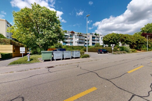 außenansicht mit straßenlaternen, apartment complex view, blick auf wohnanlage, und day time