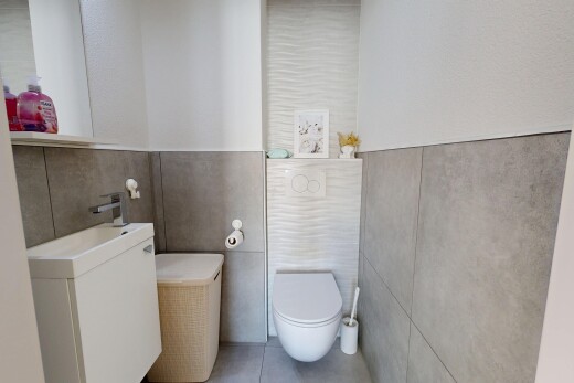bad mit fliesenwand, tile wall, gäste-wc, schminktisch, und spiegel