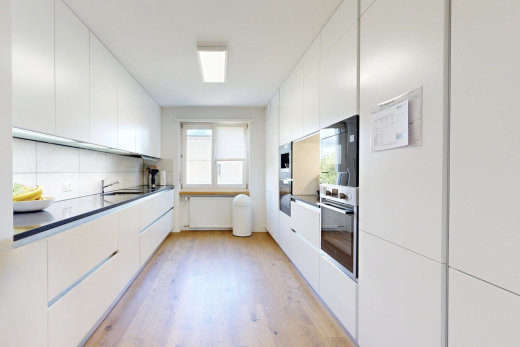 küche mit holzfußboden, wood finish floor, flat panel cabinets, schränke mit flachen paneelen, und mikrowelle