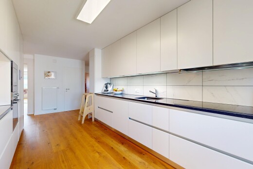 küche mit flat panel cabinets, schränke mit flachen paneelen, light floor, küchenrückwand beim herd, und küchenrückwand beim Herd