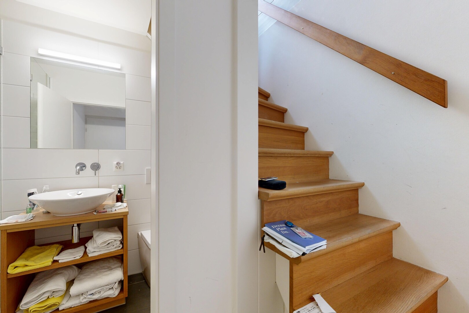 escaliers avec évier, inside property, et escaliers