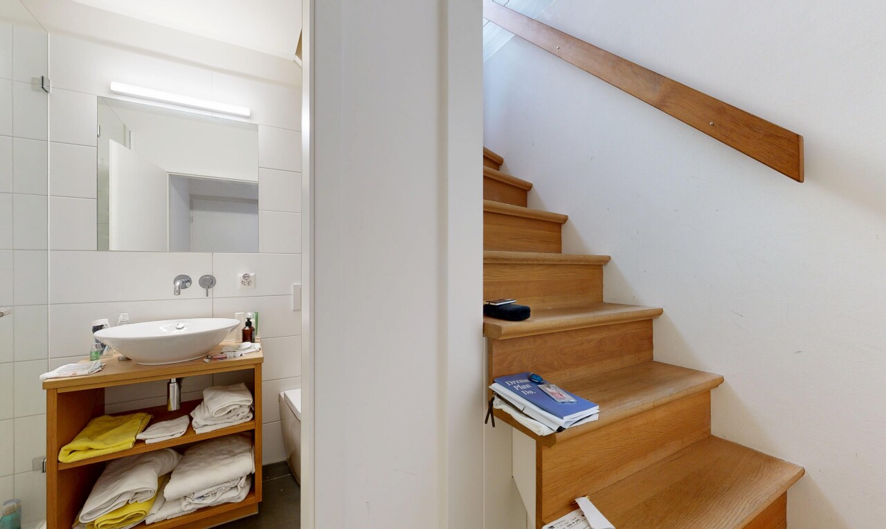escaliers avec évier, inside property, et escaliers