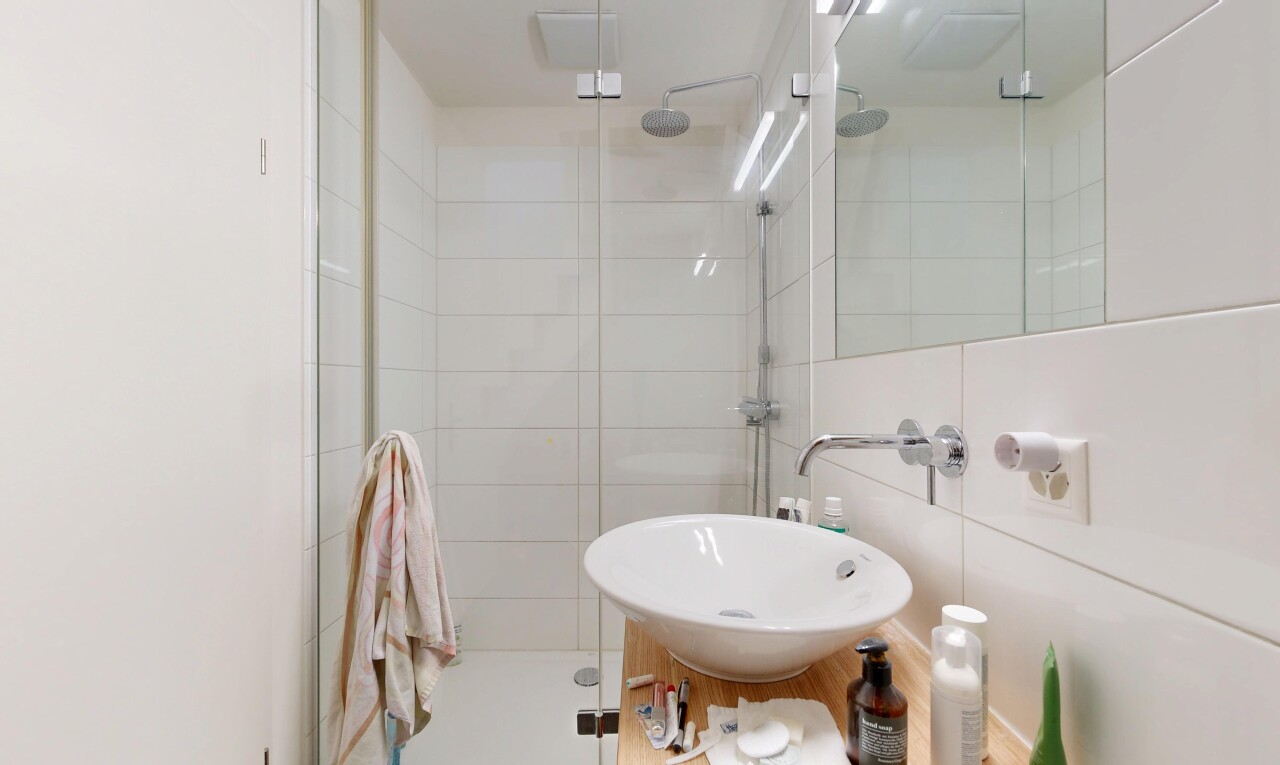 salle de bains avec miroir, salle de bain complète, inside property, douche, et évier