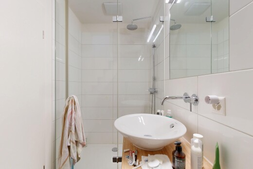salle de bains avec miroir, salle de bain complète, inside property, douche, et évier