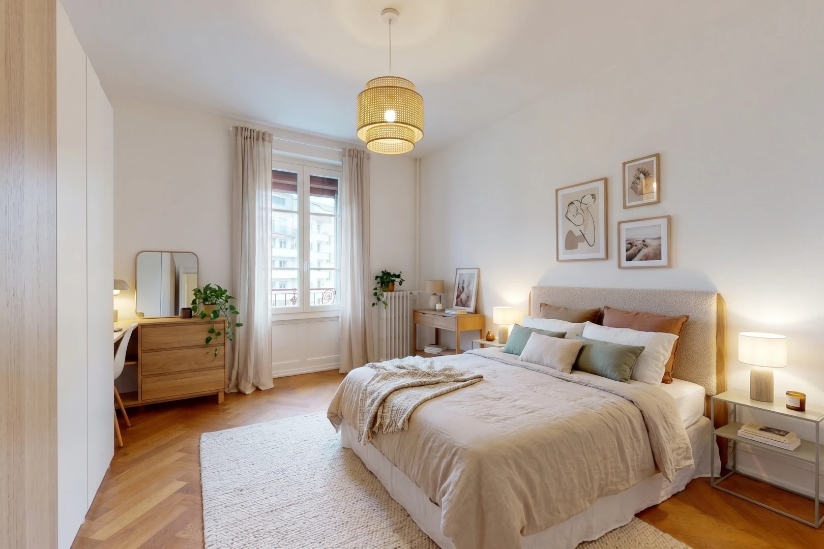 pièce vide avec cloison sèche, drywall, sol en finition bois, wood finish floor, et plinthes murales