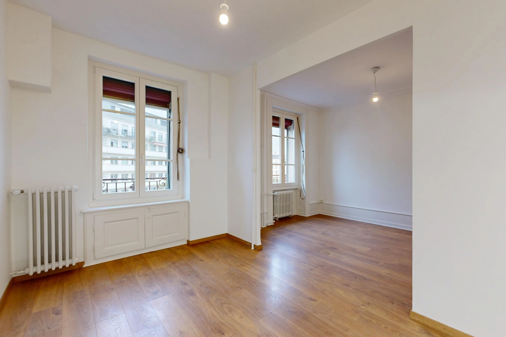 pièce vide avec radiateur, cloison sèche, drywall, sol en finition bois, et wood finish floor