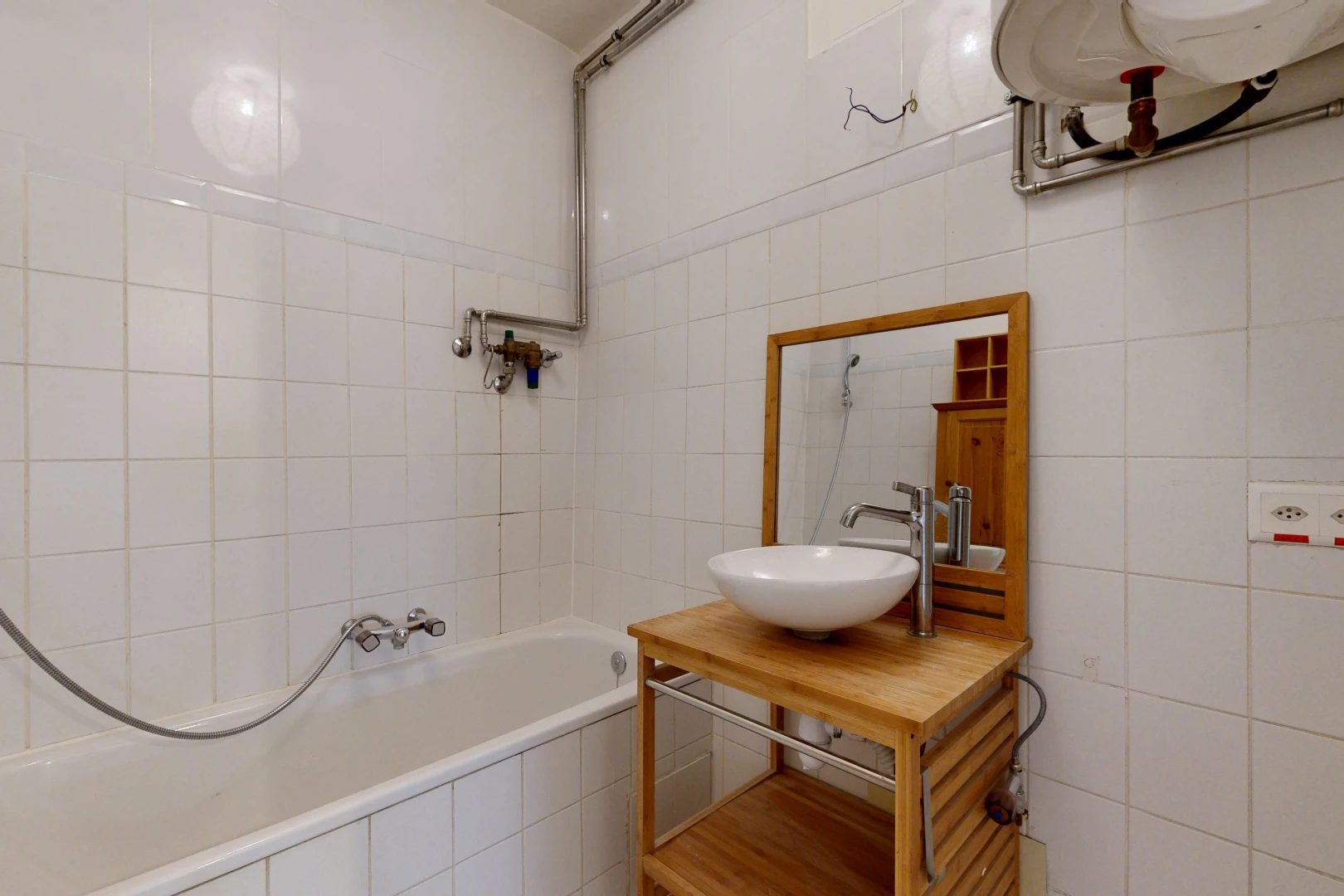 salle de bains avec miroir, salle de bain complète, évier, mur en carrelage, et tile wall