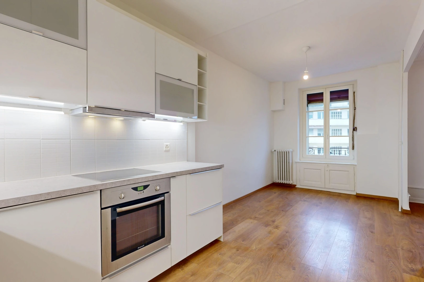 cuisine avec plans de travail, light countertops, four, armoires blanches, et white cabinets