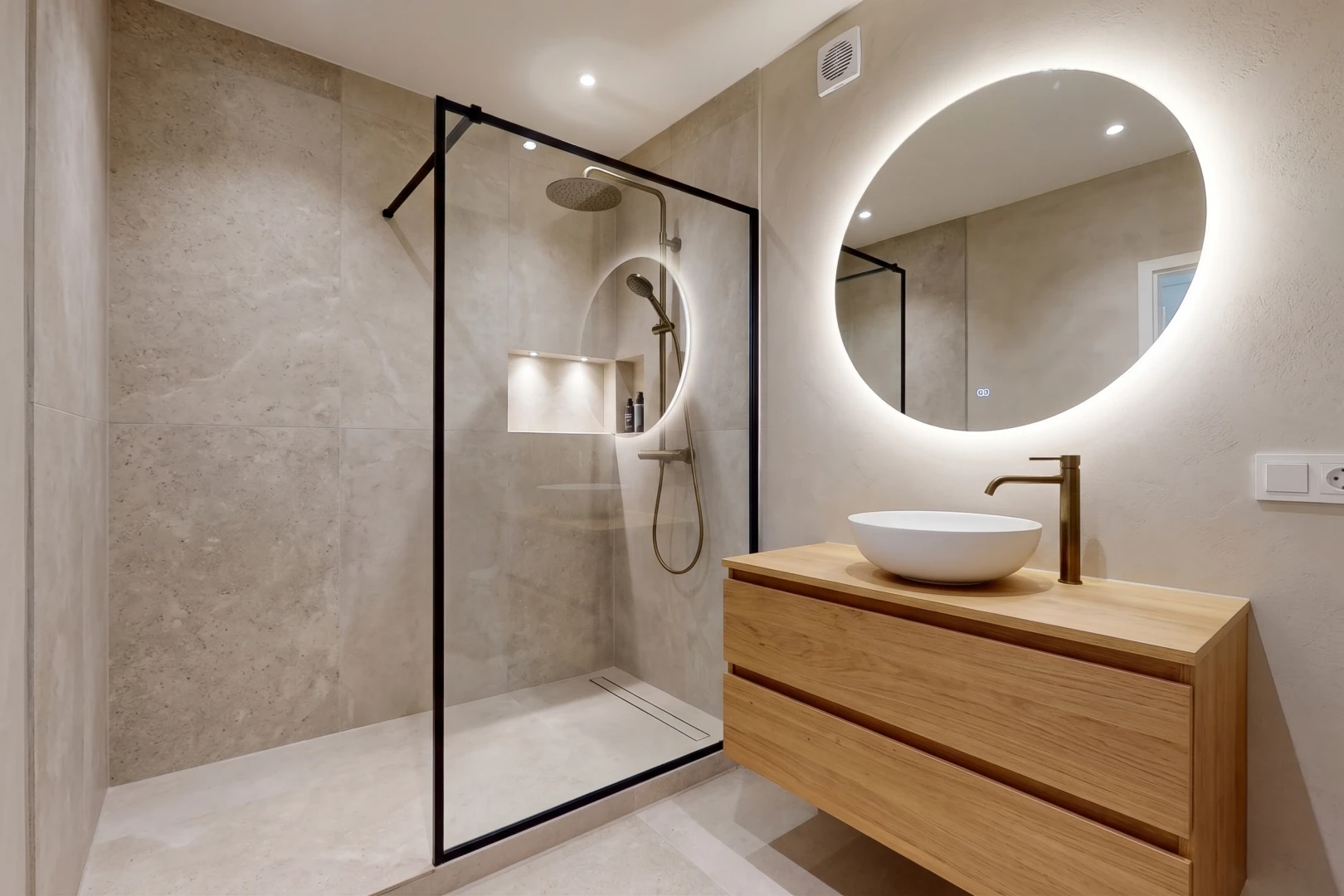 salle de bains avec miroir, salle de bain complète, évier, mur en carrelage, et tile wall