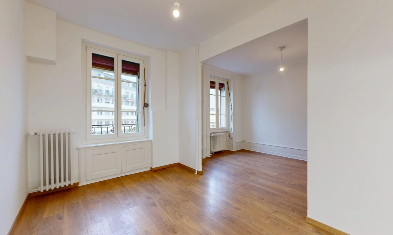 pièce vide avec radiateur, cloison sèche, drywall, sol en finition bois, et wood finish floor