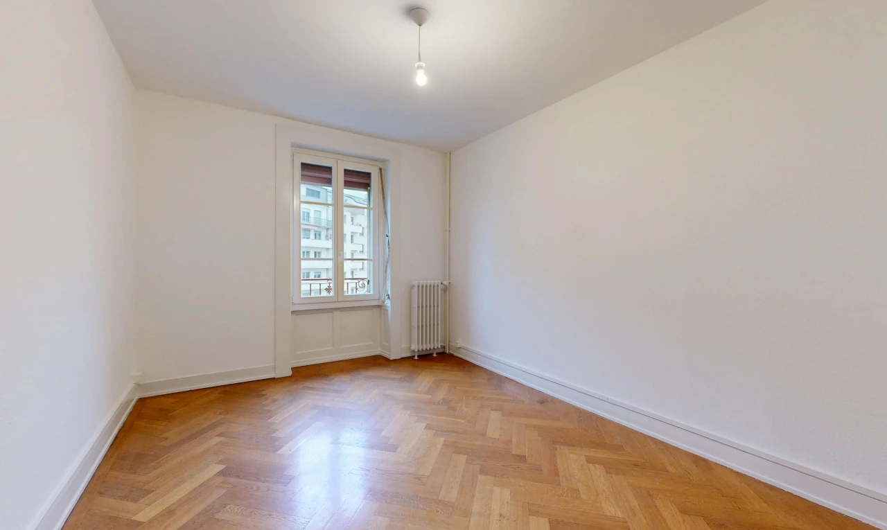 pièce vide avec cloison sèche, drywall, sol en finition bois, wood finish floor, et plinthes murales