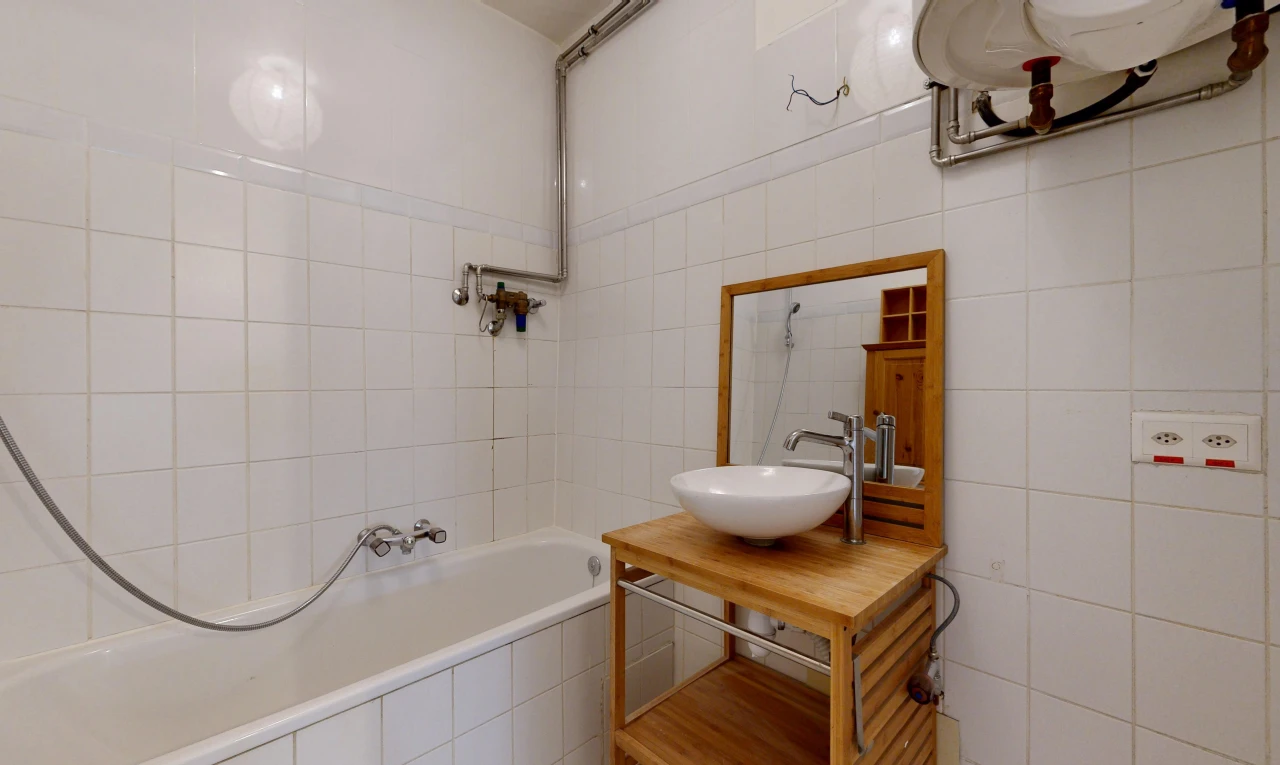 salle de bains avec miroir, salle de bain complète, évier, mur en carrelage, et tile wall