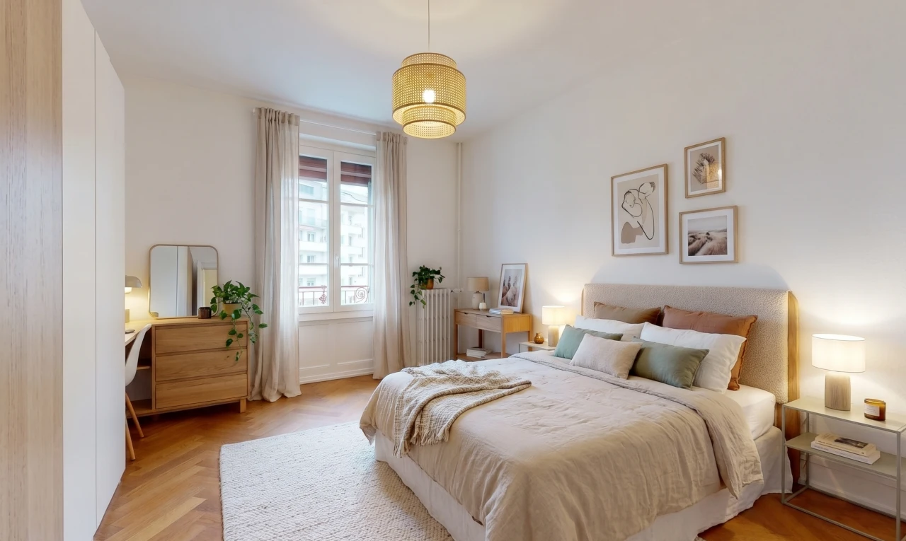 pièce vide avec cloison sèche, drywall, sol en finition bois, wood finish floor, et plinthes murales