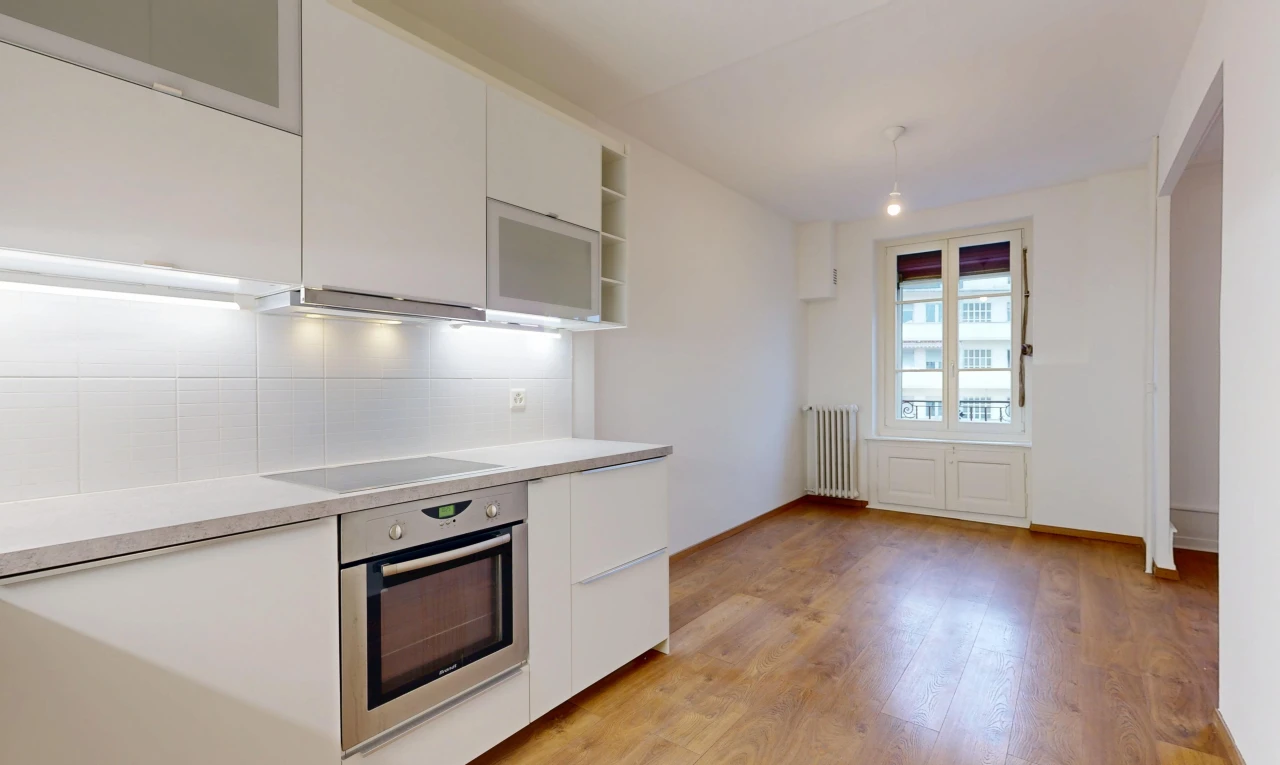 cuisine avec plans de travail, light countertops, four, armoires blanches, et white cabinets