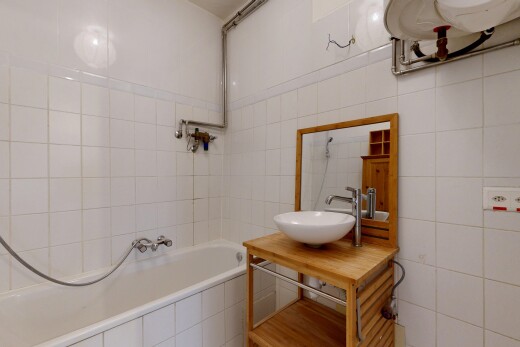salle de bains avec miroir, salle de bain complète, évier, mur en carrelage, et tile wall