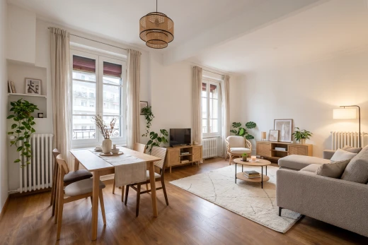 pièce vide avec radiateur, cloison sèche, drywall, sol en finition bois, et wood finish floor
